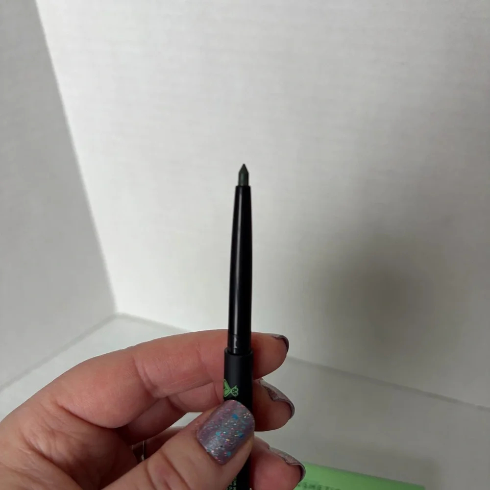 Discontinued NIB Jeffree Star Cosmetics Automatic Eyeliner in Assets 0.2 g Green